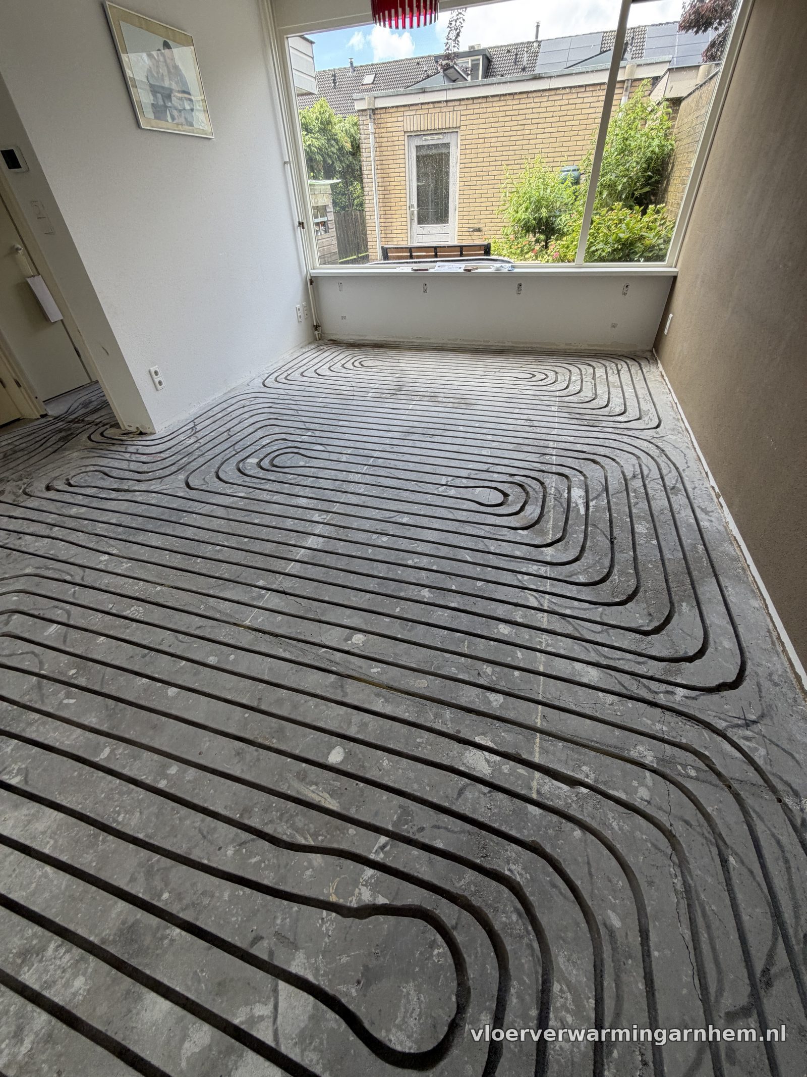 Ingefreesde vloerverwarming woonkamer — Woning met tuinaanzicht