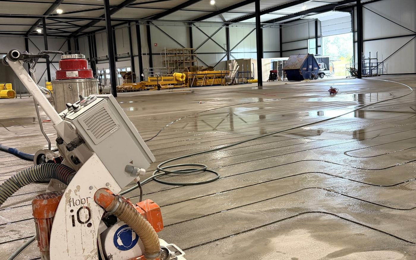 Vloerverwarming infrezen in beton door Vloerverwarming Arnhem — bedrijfshal in Bunnik