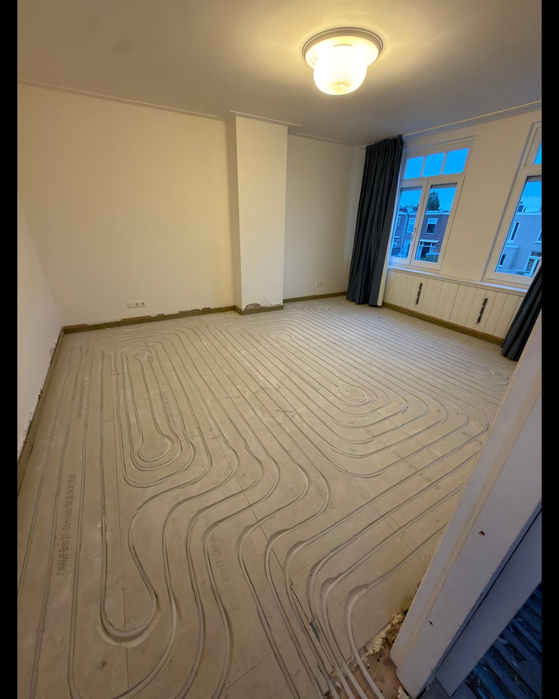 Vloerverwarming ingefreesd in de Knauf Brio platen op de houten vloer, met 14 mm buis in de sleuven