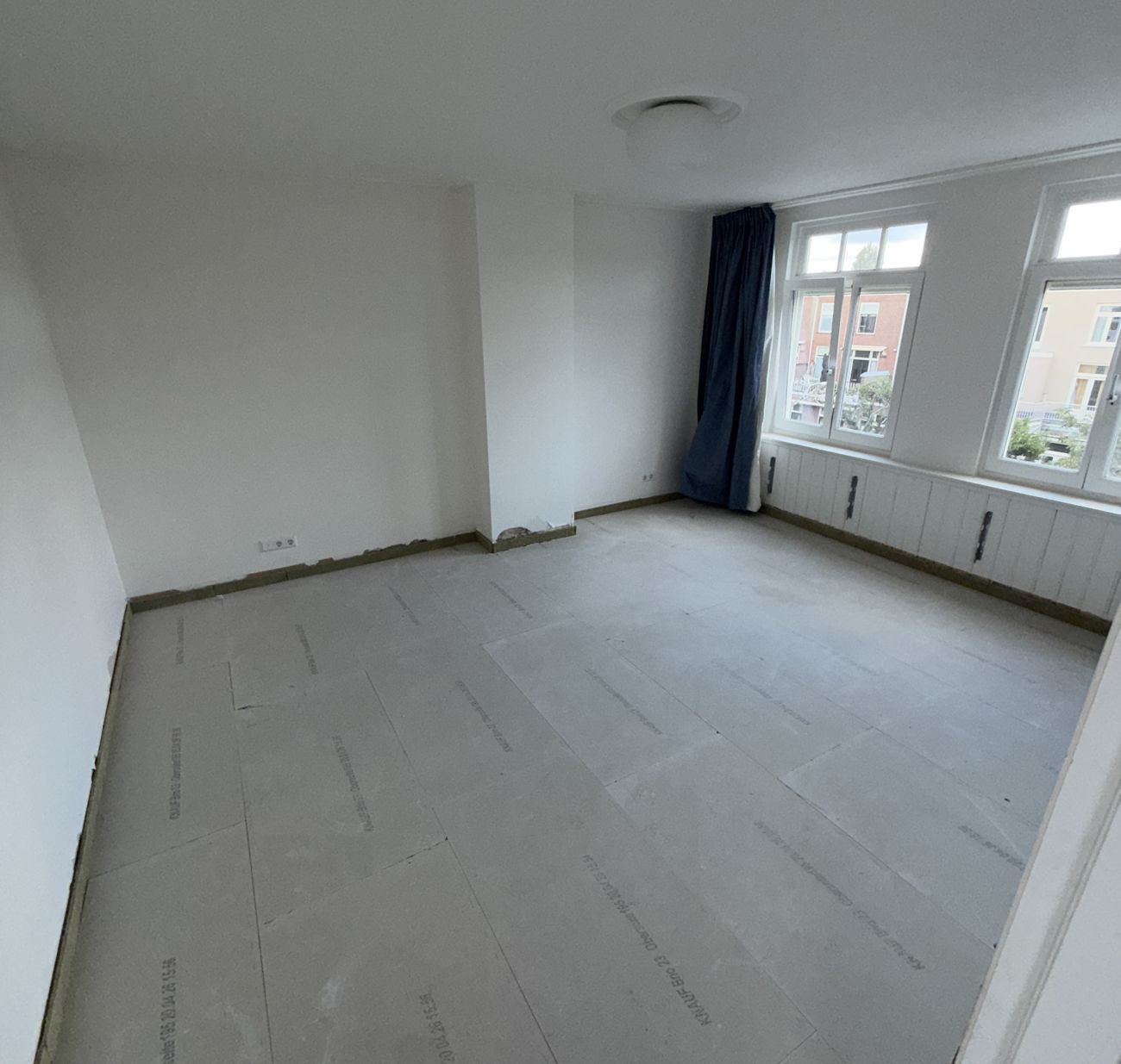 Houten ondervloer volledig voorzien van gemonteerde Knauf Brio platen, klaar om de vloerverwarming in te frezen