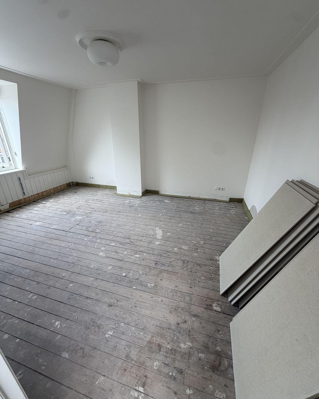 Knauf Brio platen liggen klaar op de houten vloer voor montage
