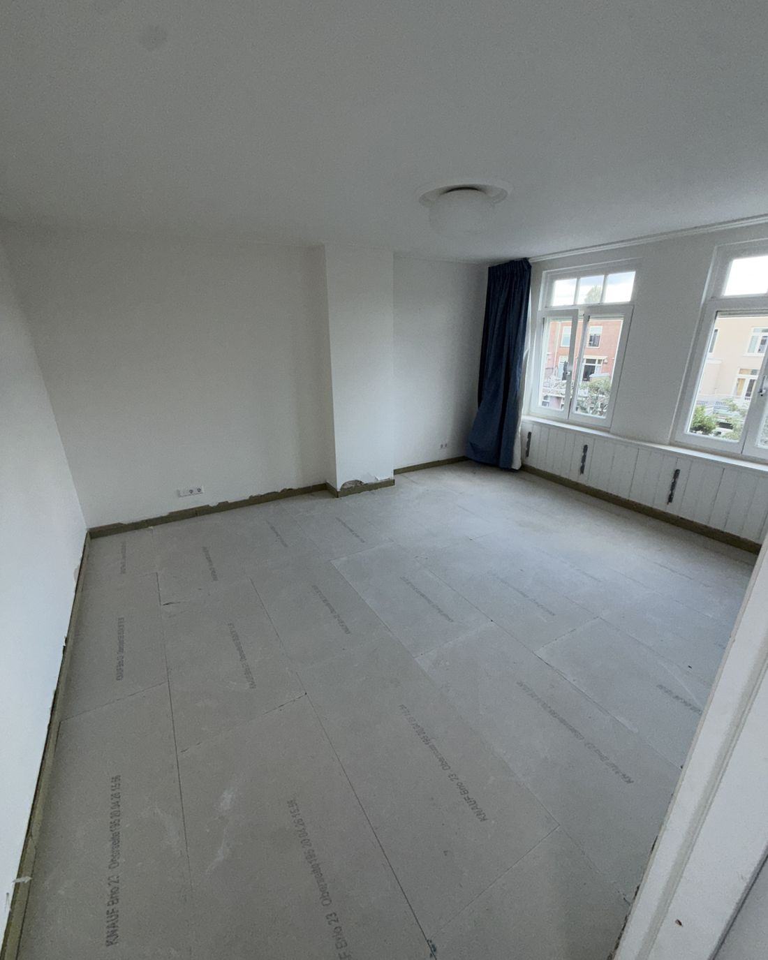 Houten vloer volledig bedekt met gemonteerde Knauf Brio platen, klaar om in te frezen