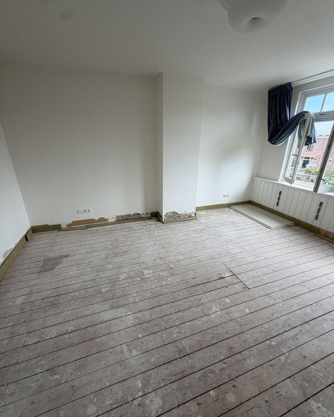 Originele houten vloer met kale vloerdelen, vóór het monteren van de platen