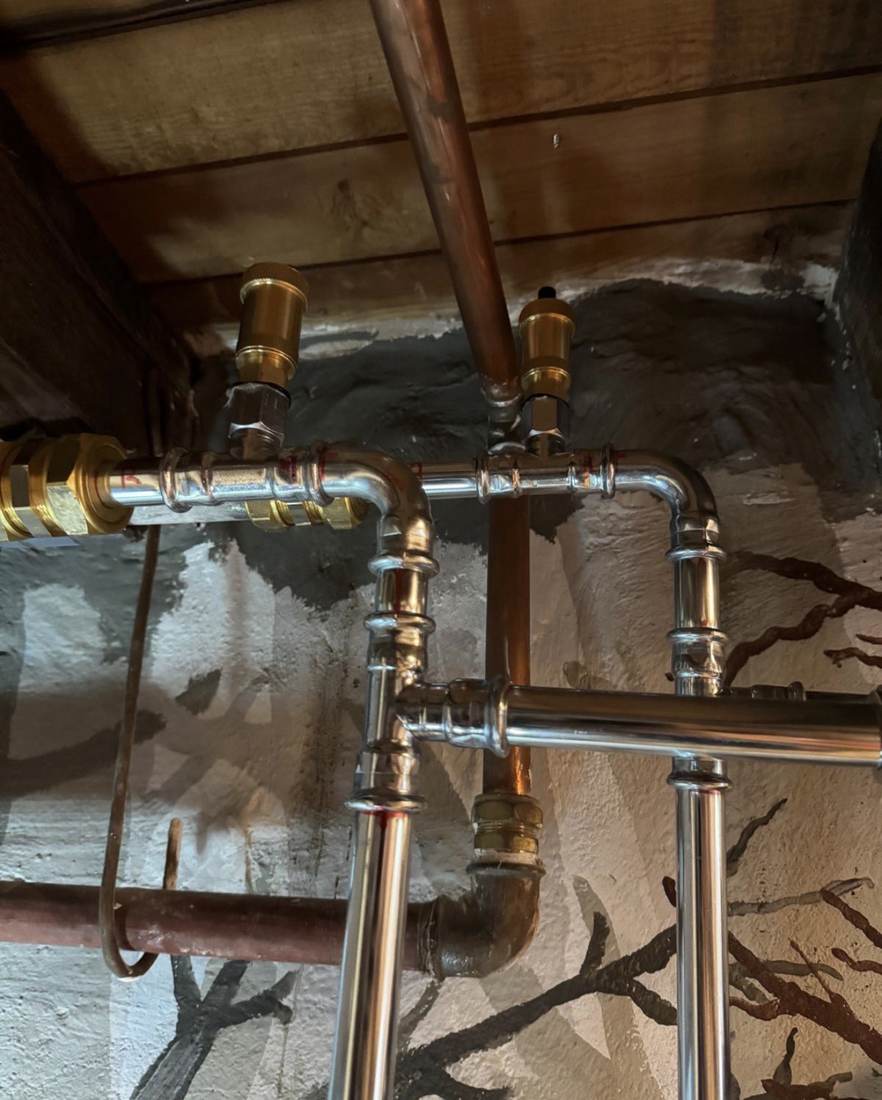 Boiler installation: automatic air vents at the highest point, air leaves by itself.