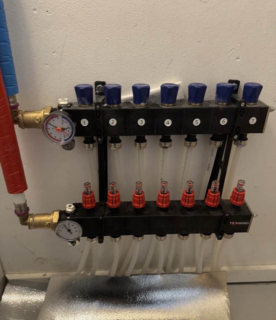 Seven circuits connected directly to the heat pump — low supply temperature, high efficiency.