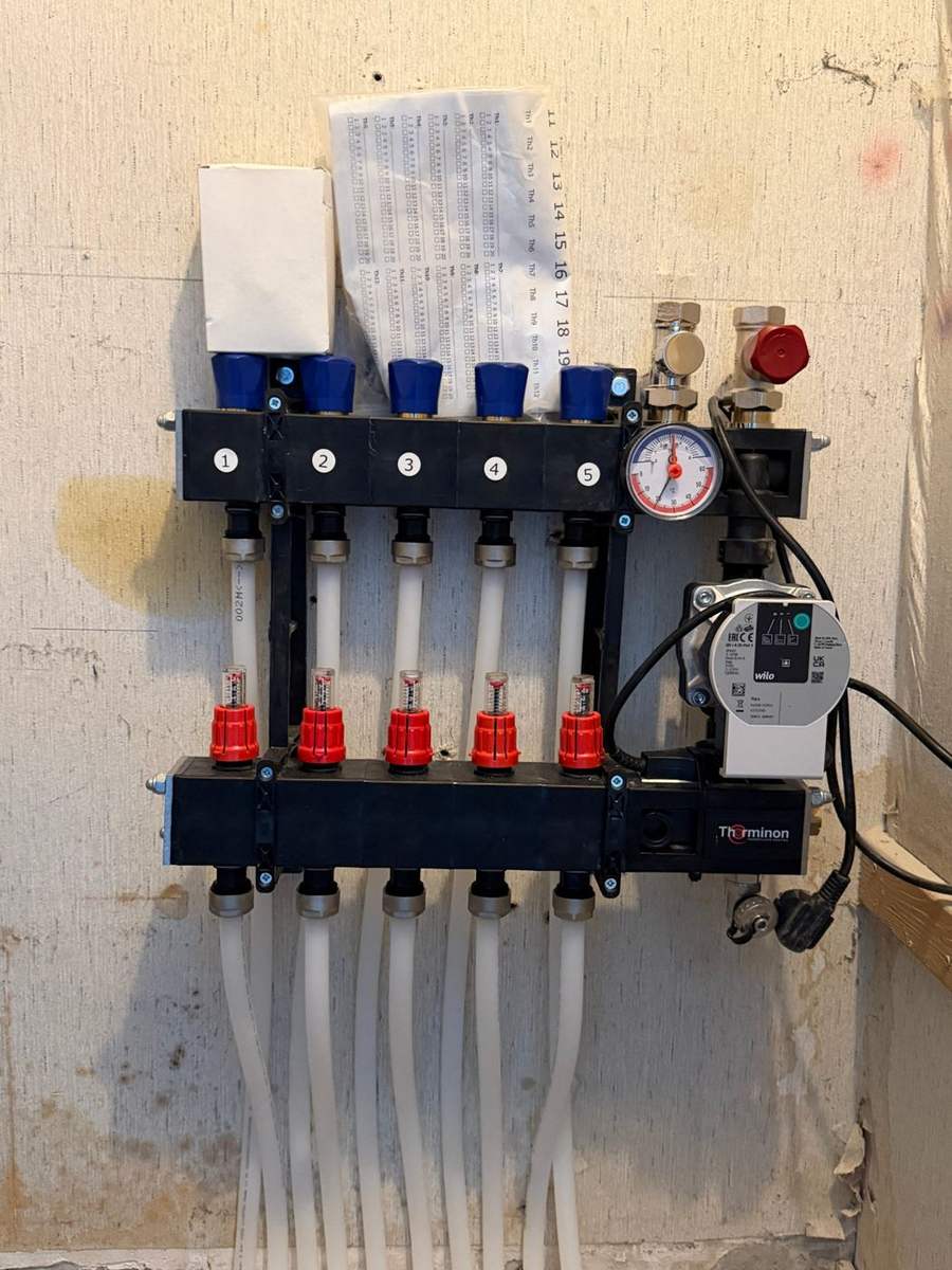 Therminon 5-groepsverdeler met Wilo-pomp en debietmeters, aangesloten op de ingefreesde groepen in Almere