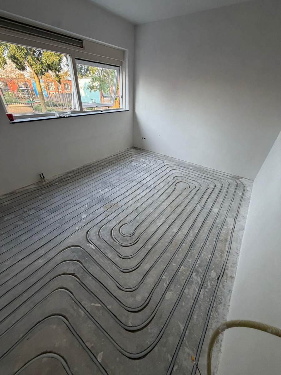 80 m² ingefreesde vloerverwarming in de zandcement dekvloer van een woning in Amersfoort