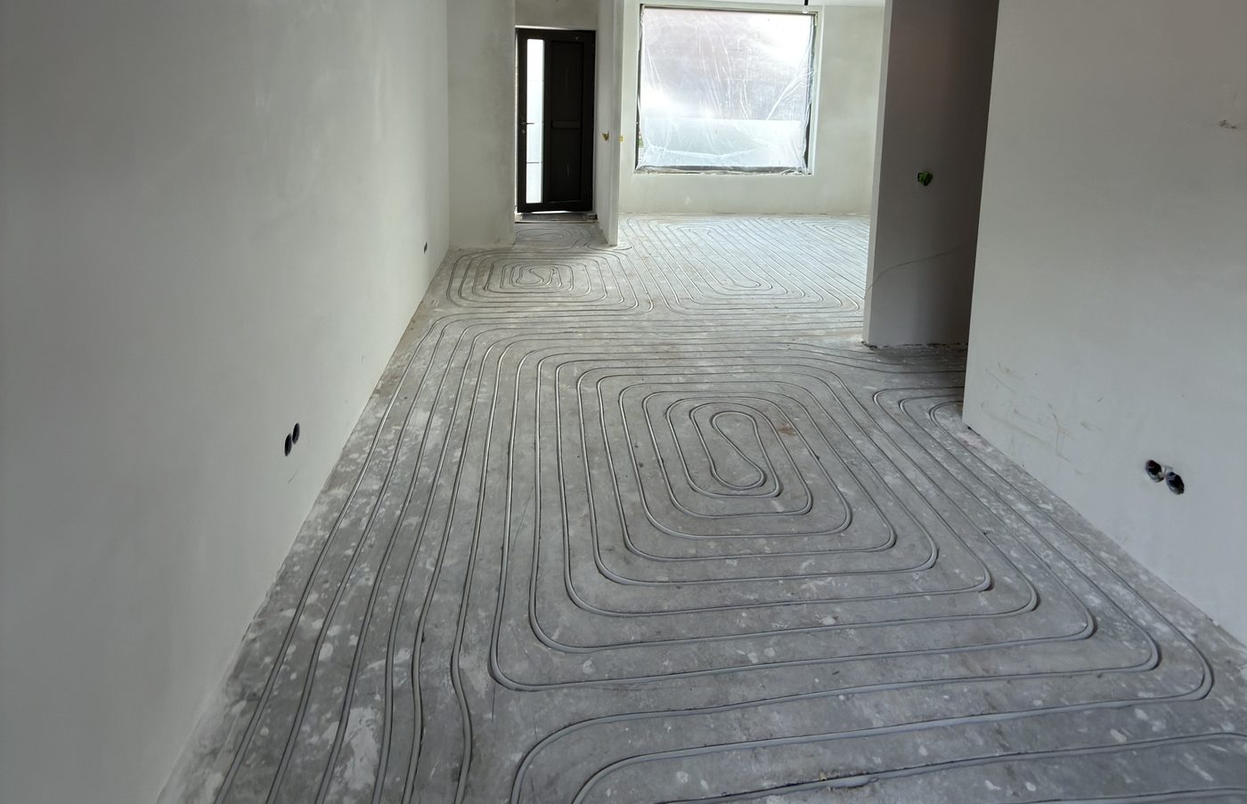 Gefreesde zandcement dekvloer met 16 mm vloerverwarmingsbuis door de woning in Duiven